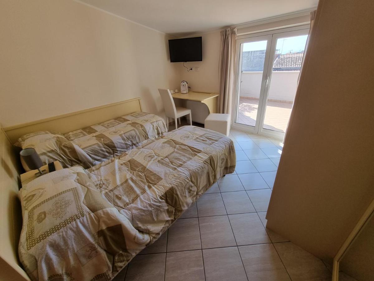 B&B E Casa Vacanza Al Castello Roccella Ionica Luaran gambar
